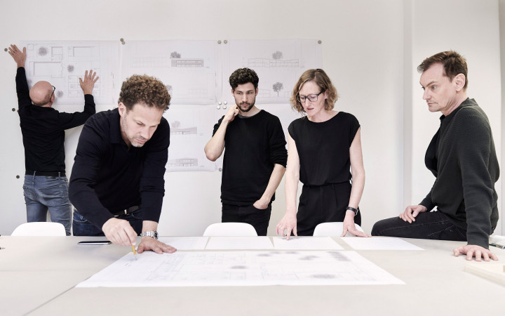 19 04 04BHundF0457 v2